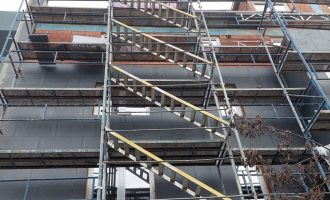 Punëtori bie aksidentalisht nga skelet – arrestohet pronari i kompanisë