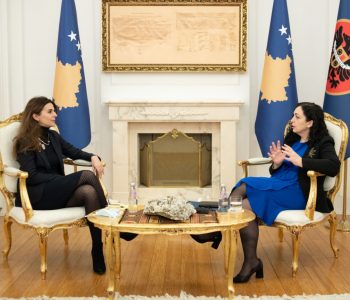 Presidentja Osmani takon partitë opozitare për t’i informuar për veprimet e fundit pas situatës në Ukrainë