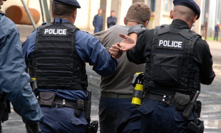 Arrestohen katër persona në Gjakovë, dyshohen për vjedhje të rëndë