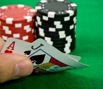 Arrestohet i dyshuari në Fushë Kosovë – në lokalin e tij u gjetën katër persona duke luajtur bixhoz