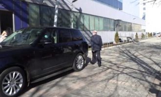 Emisari britanik arrin në Qeveri takohet me Kurtin