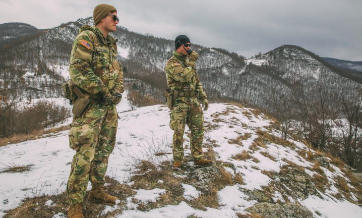 Ushtarët amerikanë patrullojnë afër fshatit Jarinje
