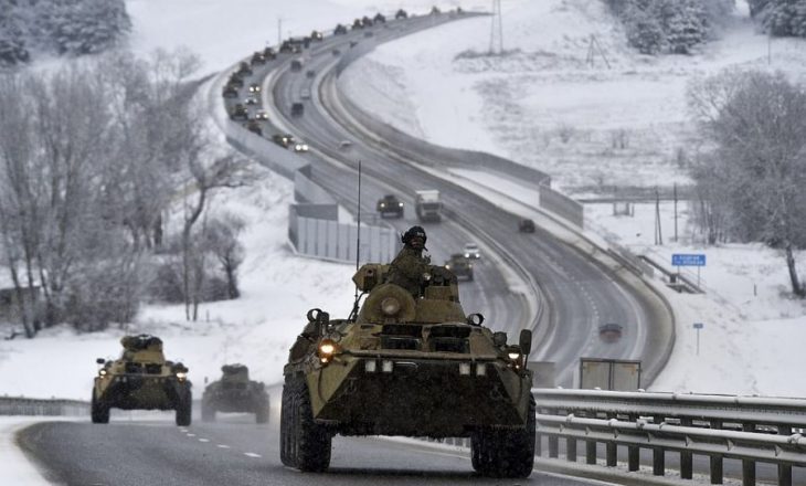Rusia njofton tërheqjen e disa trupave nga kufiri me Ukrainën