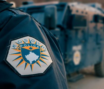 Në Gjilan tenton të godas zyrtarin policor përdoret edhe arma