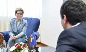 Takimi i thirrur nga Kurti, tentim për ta parandaluar shkarkimin e Ardita Sinanit