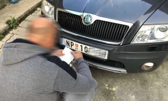 Kosova dhe Serbia pa marrëveshje për targat, vazhdon qarkullimi me letra ngjitëse