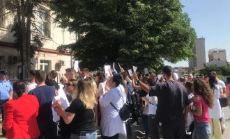 Infermierët që u angazhuan gjatë pandemisë protestojnë para MSH-së, kërkojnë pagat e tyre