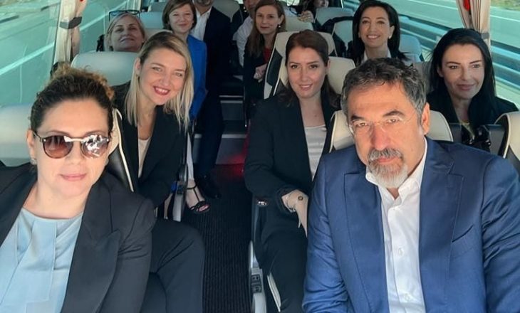 Ministrat shqiptarë nisen bashkë me autobus drejt Kosovës