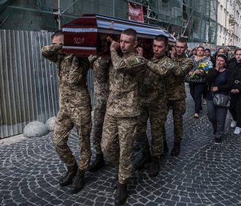 Dita e 98-të e luftës: Zelensky: Ukraina po humb deri në 100 ushtarë çdo ditë