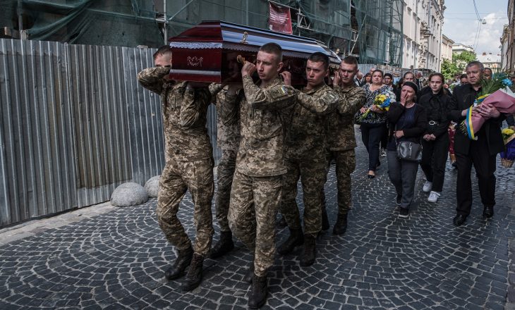 Dita e 98-të e luftës: Zelensky: Ukraina po humb deri në 100 ushtarë çdo ditë