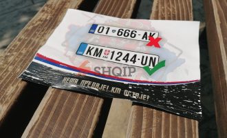 Serbët bëjnë propagandë në veri për të mos i regjistruar veturat me targat RKS