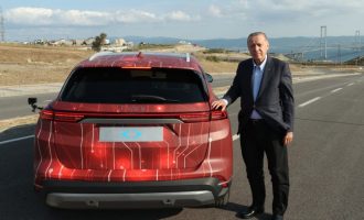 Erdogan kryen vozitjen e parë testuese të veturës turke TOGG