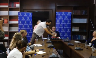 Aktivistët e bllokojnë konferencën e Këshillit Gjyqësor të Kosovës