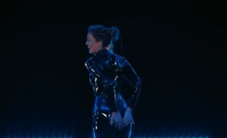 Momenti kur Arbnora Ademajt i griset kostumi gjatë kërcimit